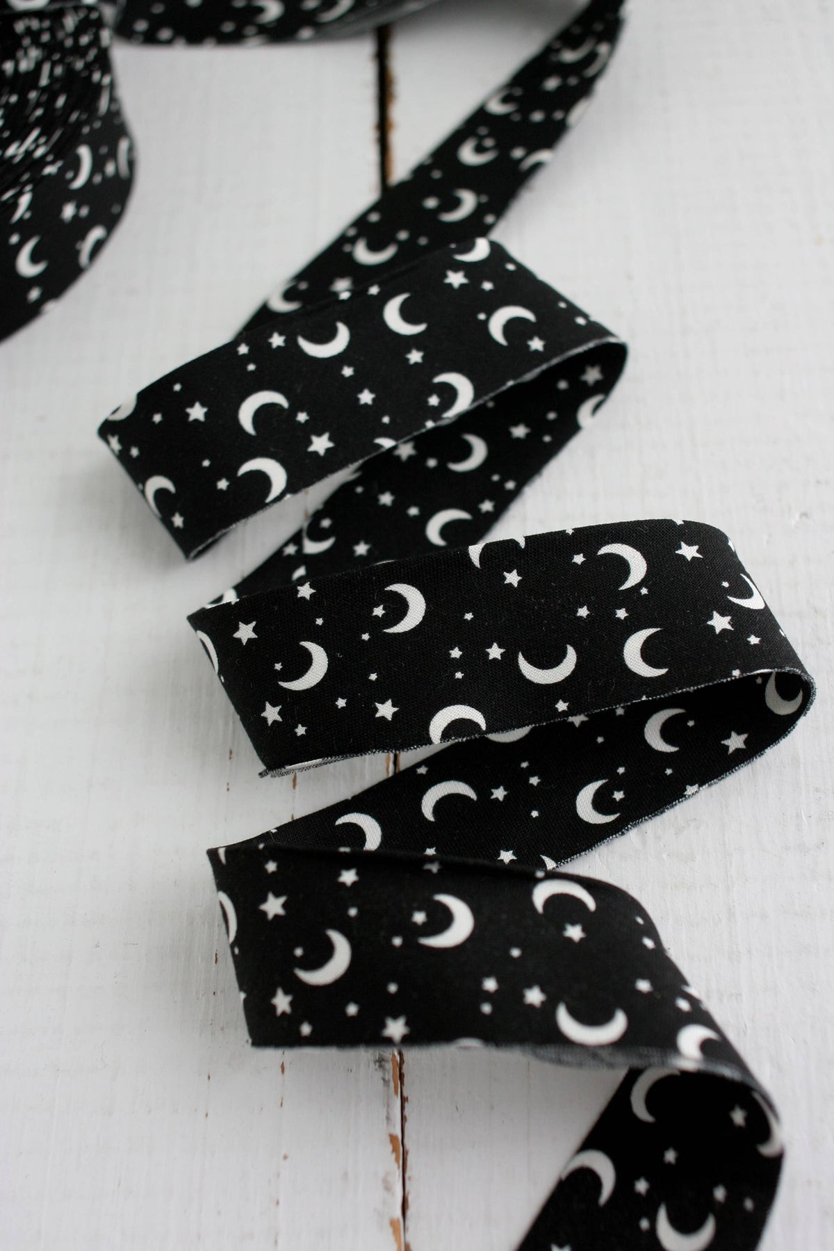 Bessie Pearl Binding Co - 2.5" Bias Quilt Binding GLOW IN THE DARK Halloween