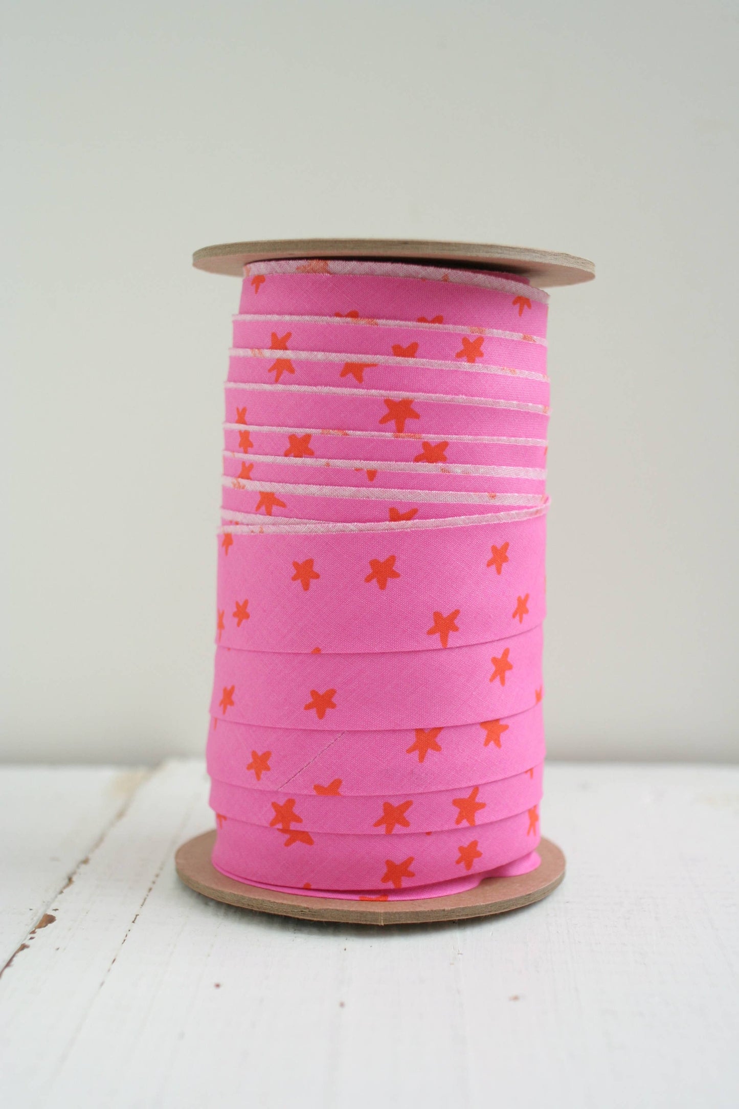 Bessie Pearl Binding Co - 2.5" Bias Quilt Binding, Starry Vivid Pink, Baby Quilt Trim