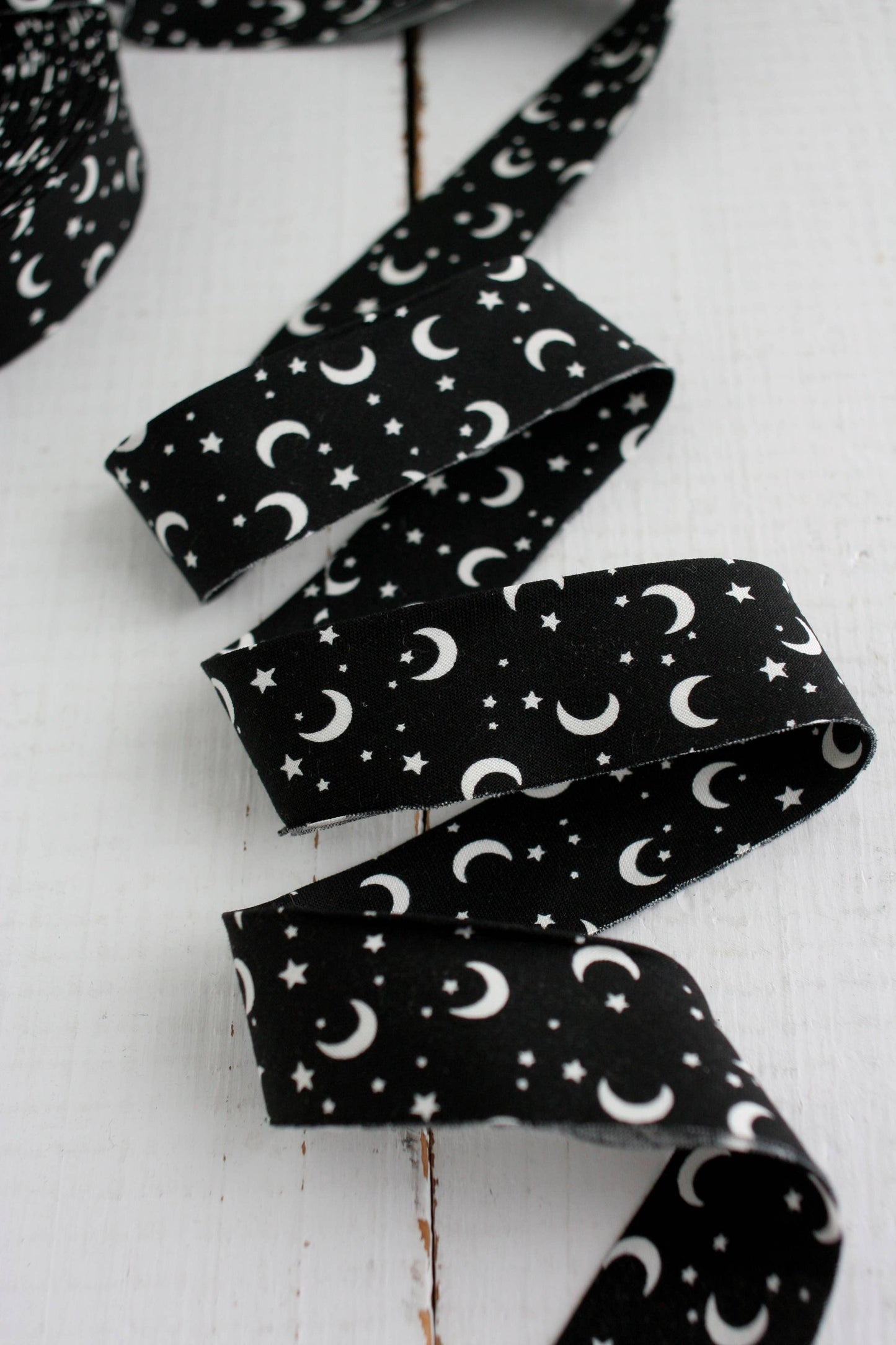Bessie Pearl Binding Co - 2.5" Bias Quilt Binding GLOW IN THE DARK Halloween
