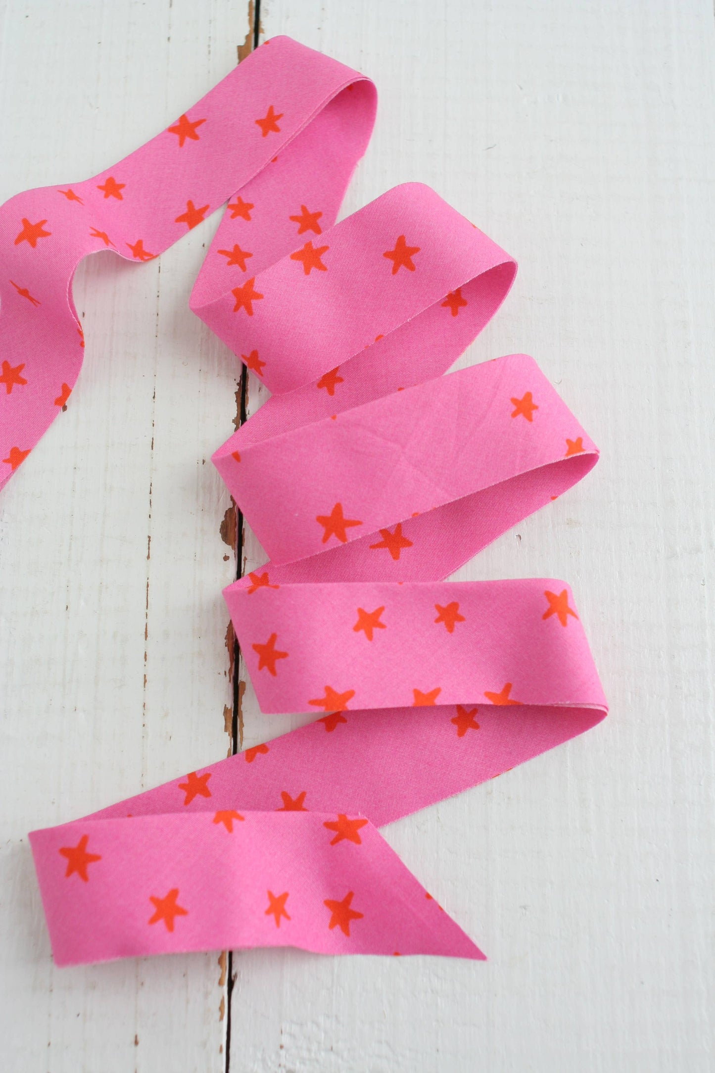 Bessie Pearl Binding Co - 2.5" Bias Quilt Binding, Starry Vivid Pink, Baby Quilt Trim