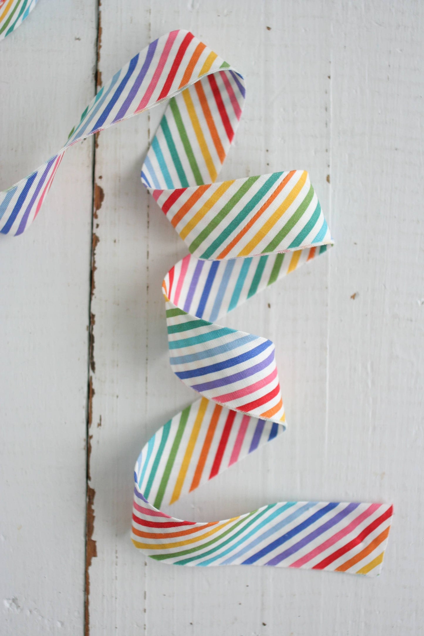Bessie Pearl Binding Co - 2.5" Bias Quilt Binding for Quilts and Bags, Rainbow Stripe